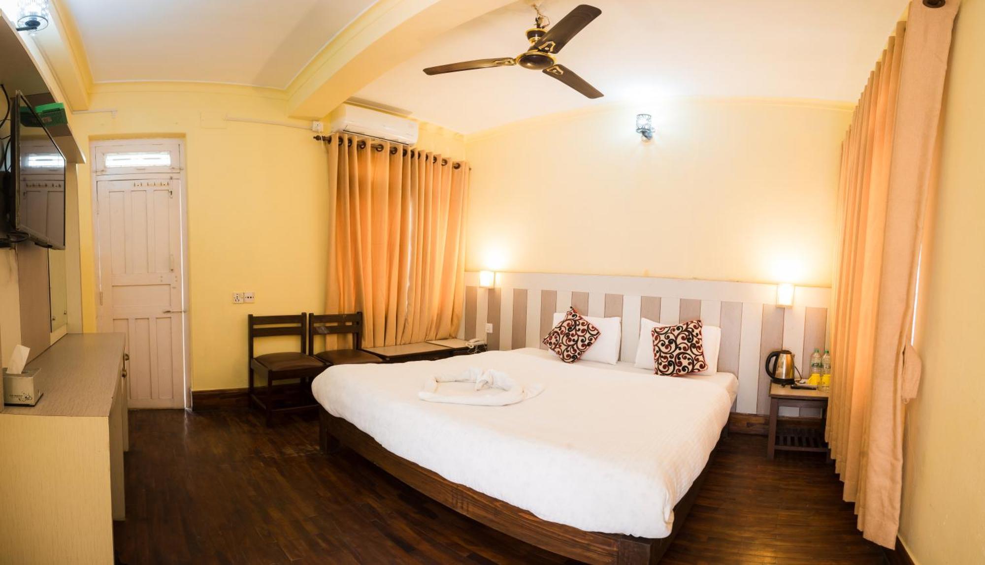 Hotel Angel Pokhara Esterno foto