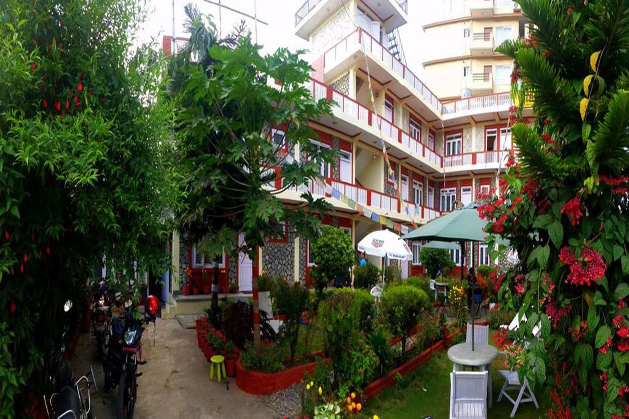 Hotel Angel Pokhara Esterno foto