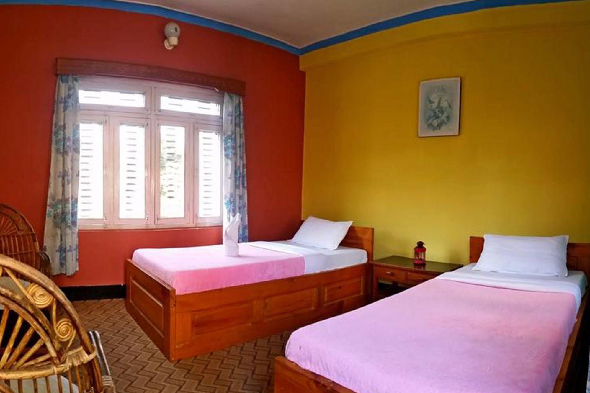 Hotel Angel Pokhara Esterno foto
