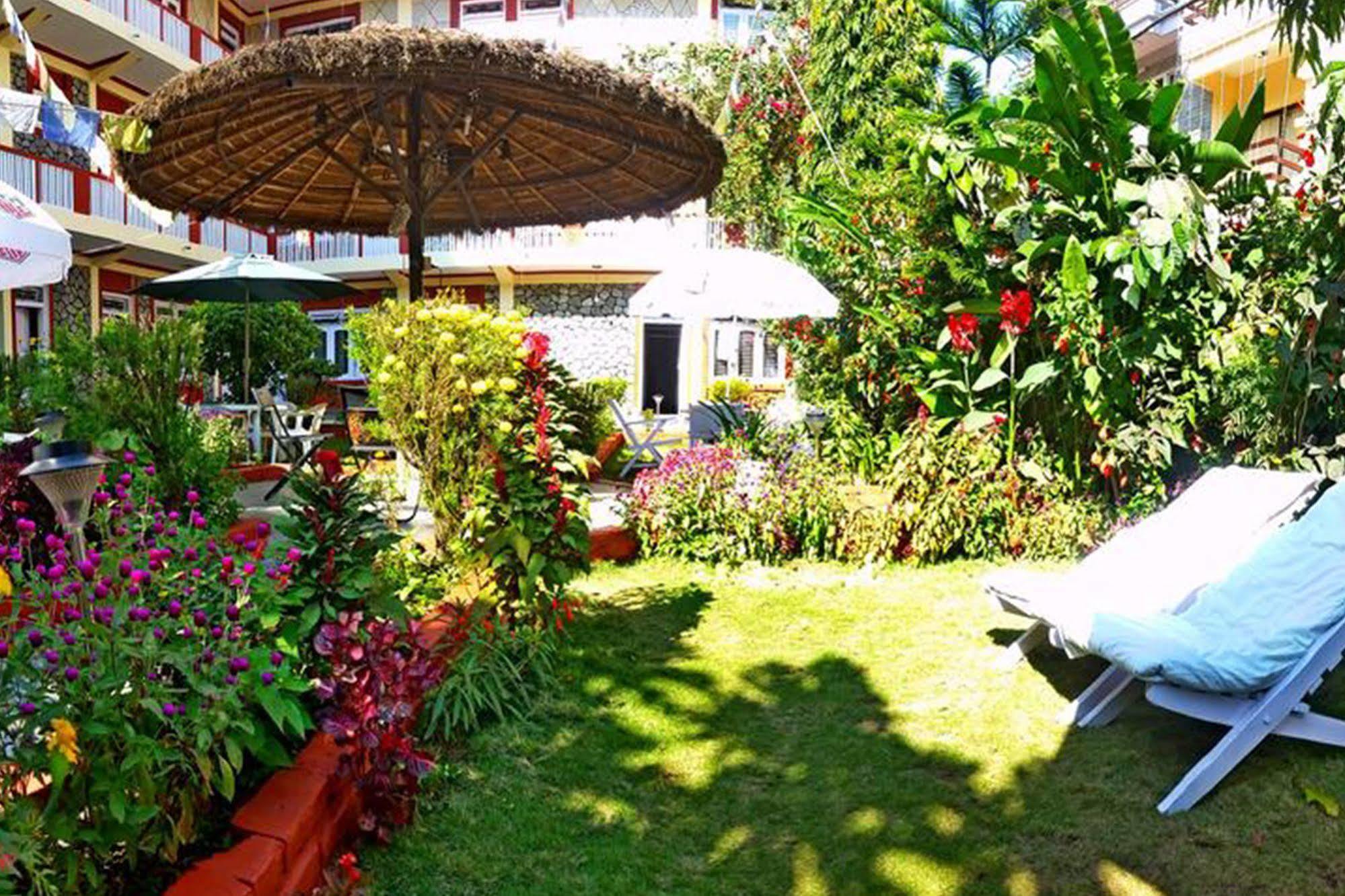 Hotel Angel Pokhara Esterno foto